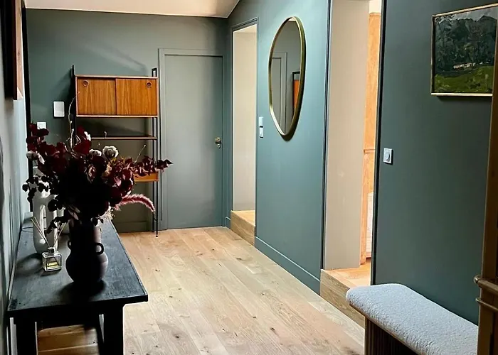 Luxury And Elegance In דירה