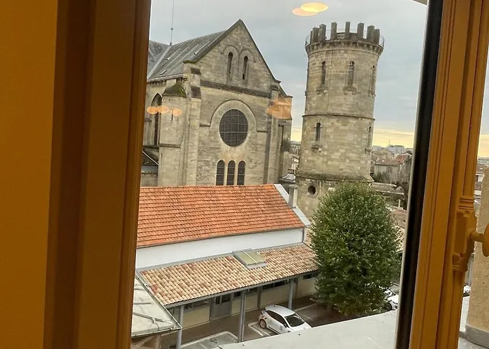 Luxury And Elegance In דירה